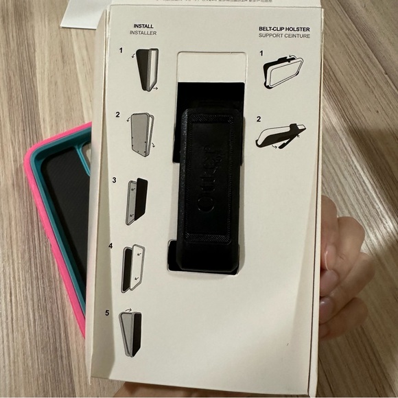 iPhone 12, 12 pro - Otterbox defender phone case - Picture 8 of 8